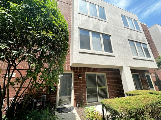 Primary Photo - 2931 N Natoma Ave