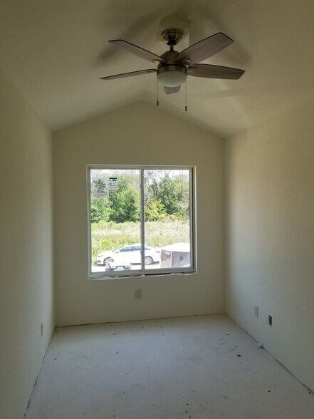 Building Photo - W206N16097 Stonebrook Dr