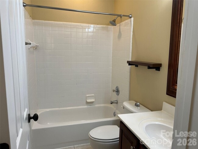 Building Photo - 711 E 9th St