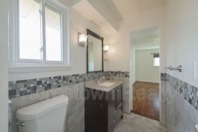 Building Photo - 1805 NE 53rd St