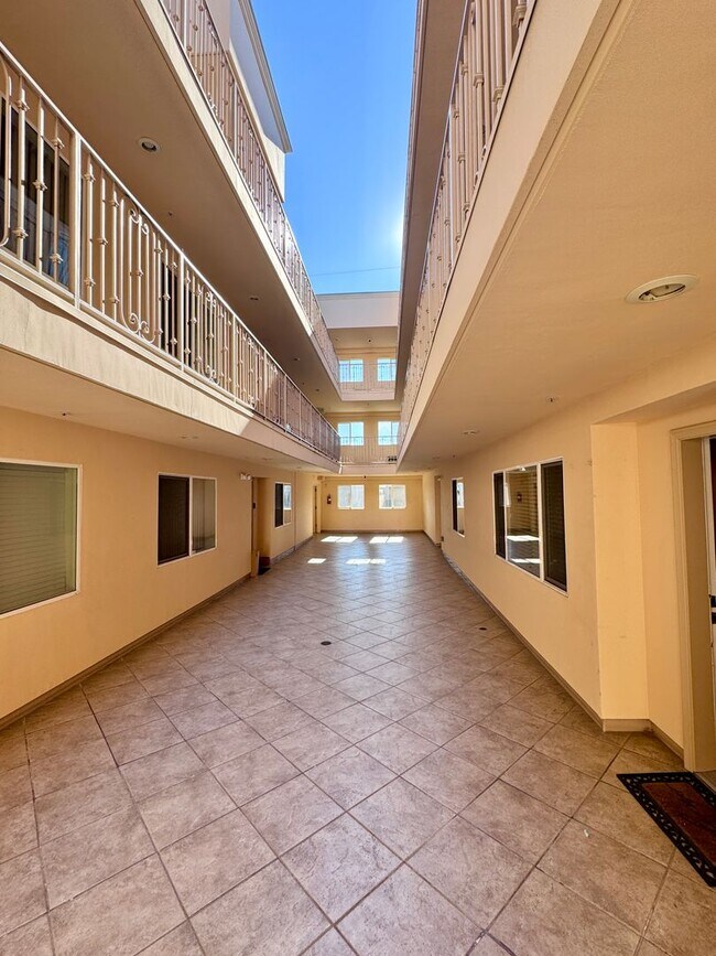 Building Photo - 3 bedroom 2 bath condo on Vanowen