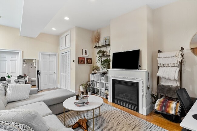 Building Photo - 67 Gates St