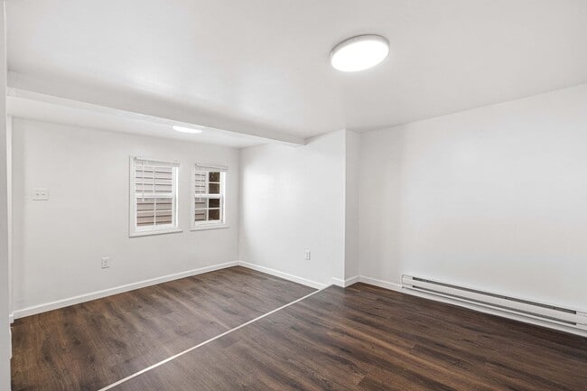 Building Photo - Totally Updated 3 bed, 3 bath, AMAZING loc...