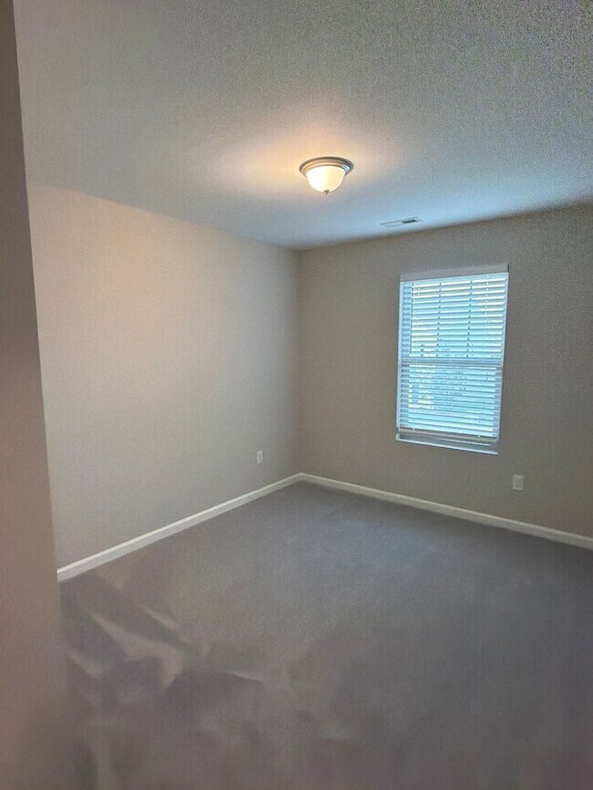 Building Photo - 3 Bedroom 2.5 Bath Town Home