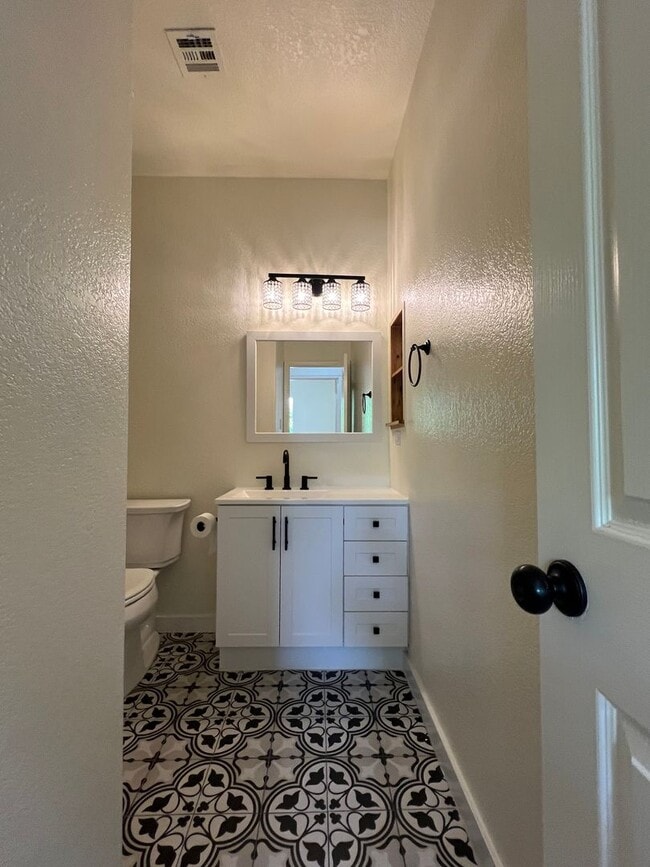 Building Photo - 3 BEDROOM HOME IN THE FOOTHILLS!