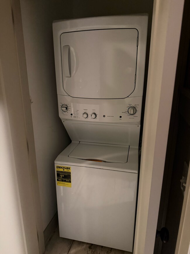 Building Photo - Penn Ave