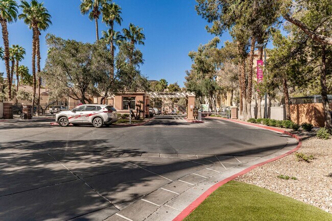 Building Photo - Meridian Guard Gated 2 Bedroom Condo over looking pool!