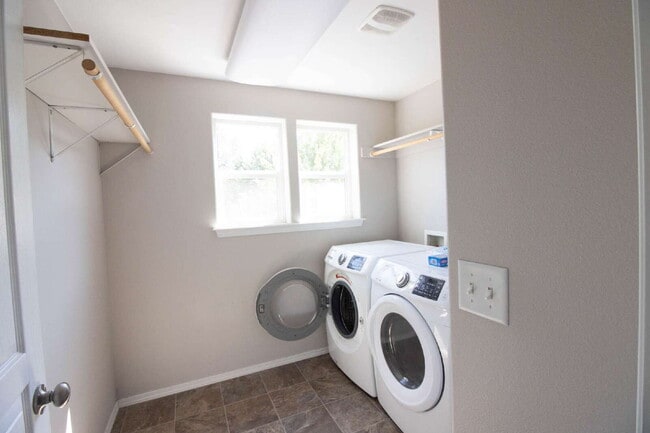 Building Photo - A BEND HOME FOR PEOPLE AND PETS!