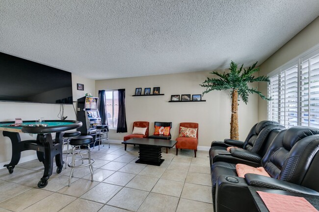 Building Photo - FULLY FURNISHED HOME*COVERED PATIO*SPARKLI...