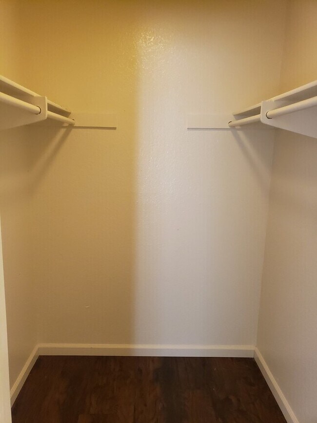 Building Photo - SPACIOUS/AFFORDABLE 3BR/2BA Apartment