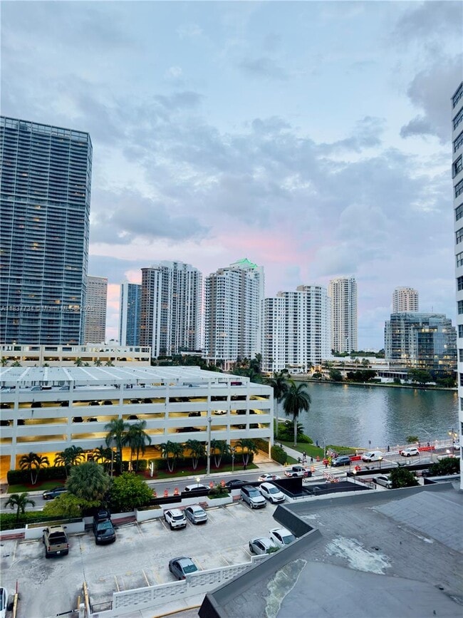 Building Photo - 825 Brickell Bay Dr