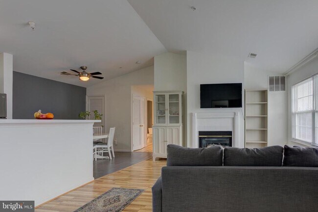 Building Photo - 645 Constellation Square SE