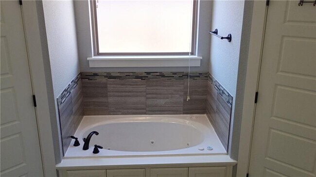 Building Photo - 1610 Sweetbriar Way