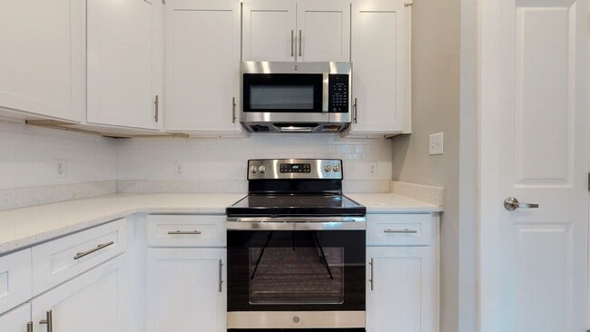Building Photo - End unit!  Washer/Dryer Included! Beautiful 3 Bedroom Townhome (larger floorpan) with Screened-In...