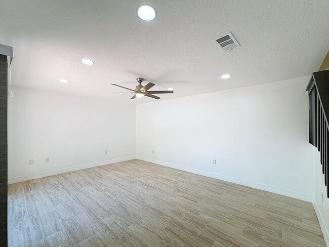 Building Photo - 2577 S Park Ave