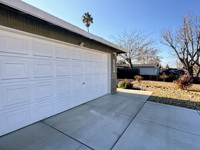 Building Photo - 2125 Athene Dr