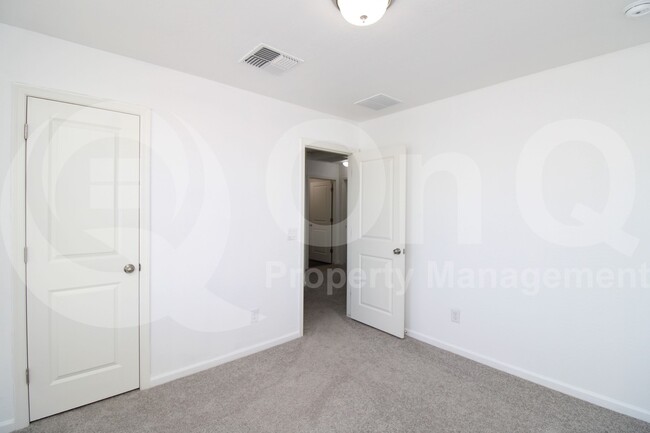 Building Photo - 822 N Navajo Ln