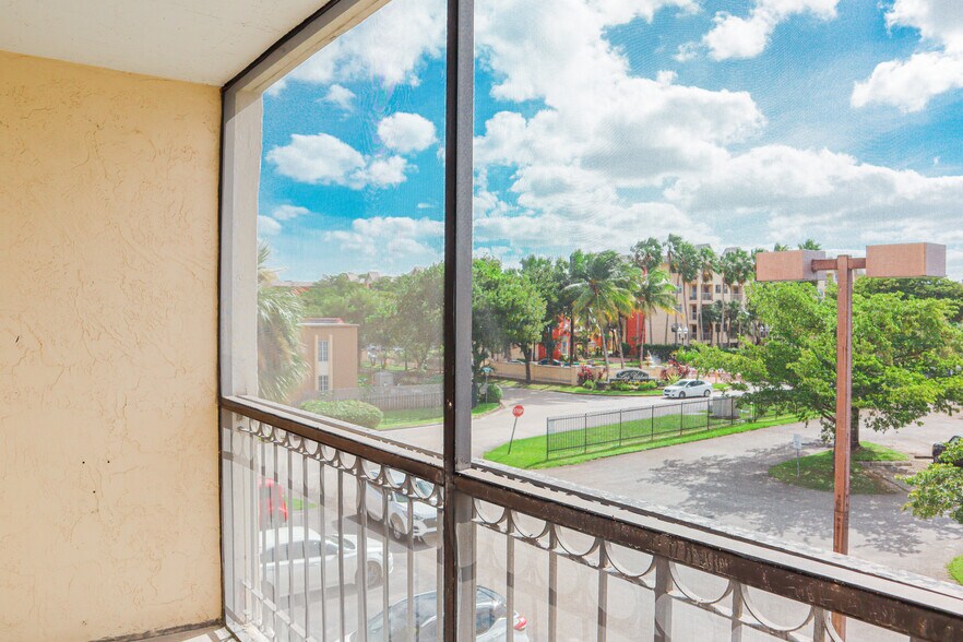 Building Photo - 8005 Lake Dr