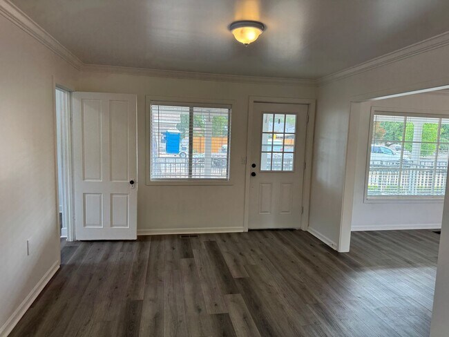 Building Photo - Updated 3 bedroom 2 bathroom duplex in his...