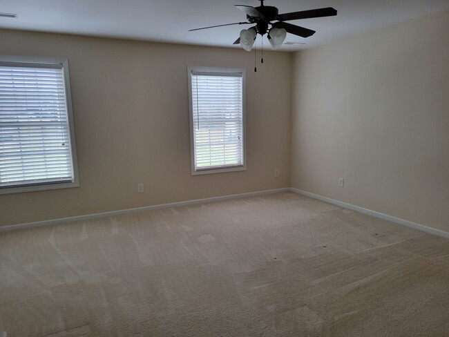 Building Photo - 2 bedroom, 2 bath Condo with Garage 5 mins...