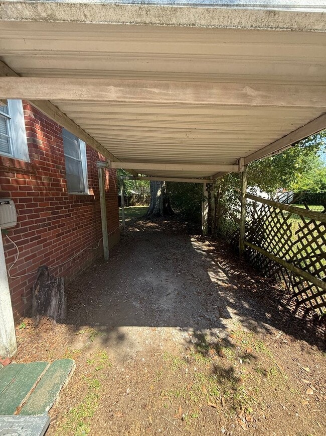 Building Photo - ** 3 bed 1 bath located close to downtown ** Call 334-366-9198 to schedule a self-showing