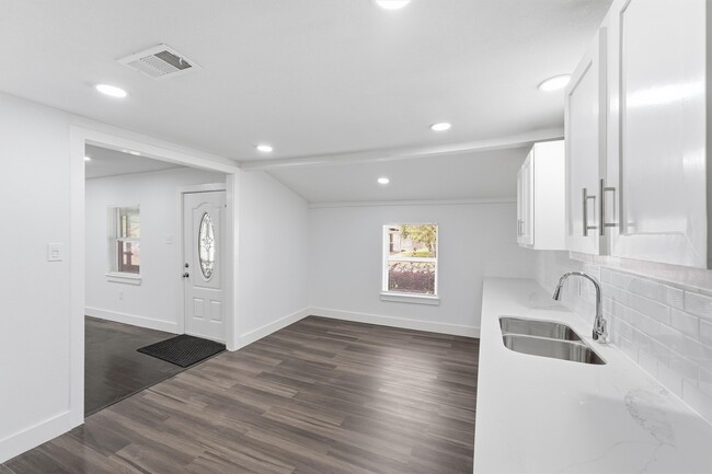 Building Photo - 2281 Des Jardines St