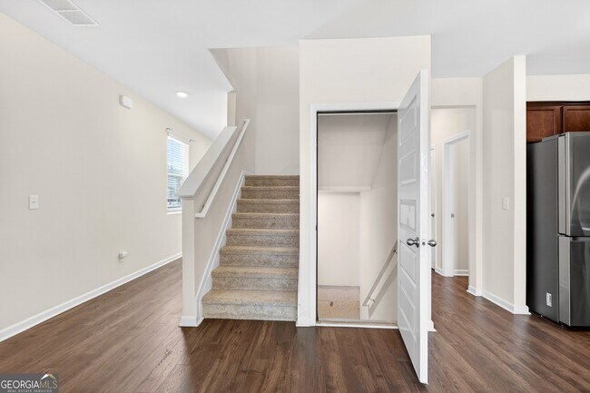 Building Photo - 122 Silver Birch Pass