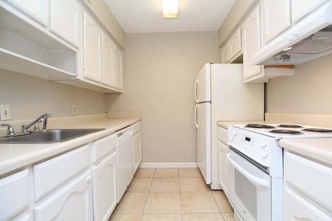 Building Photo - Updated 1-Bedroom Condo in Bay Winds – Wat...