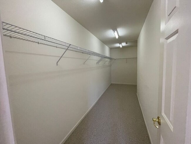 Building Photo - NW Brick Townhome, Granite Counter-Tops, W...