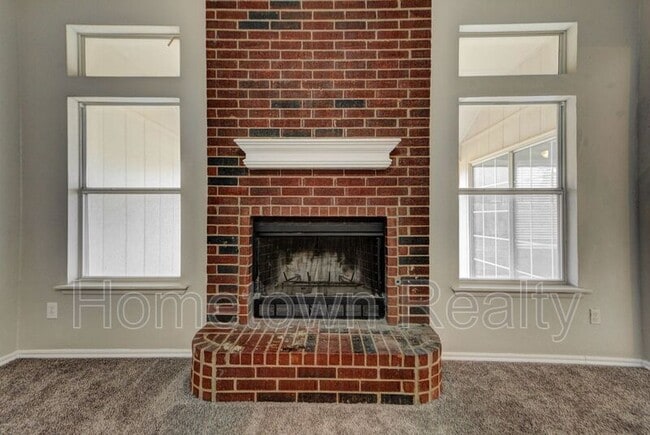 Building Photo - 720 E Elder Ln