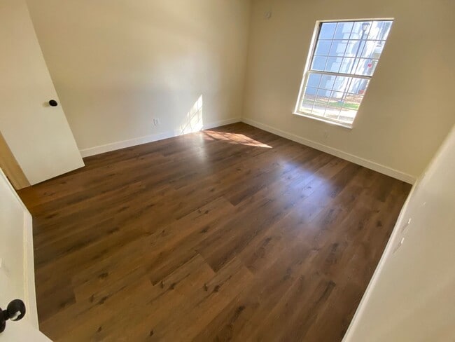 Building Photo - BEAUTIFUL 2 BEDROOM 1.5 BATHROOM CONDO