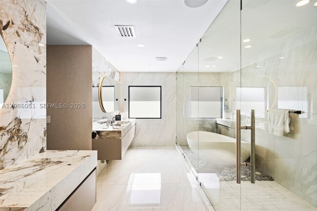Building Photo - 710 S Shore Dr