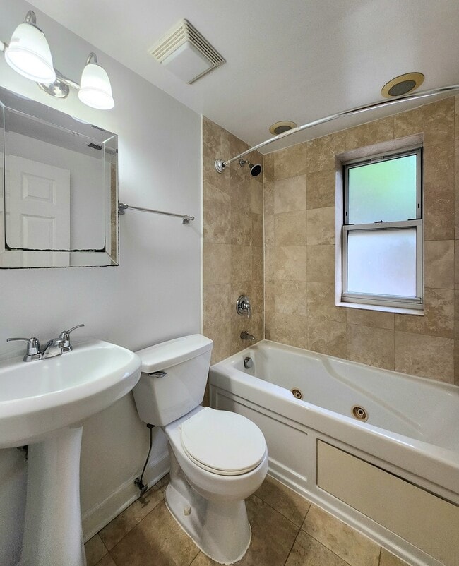 Building Photo - 2856 W Rosemont Ave