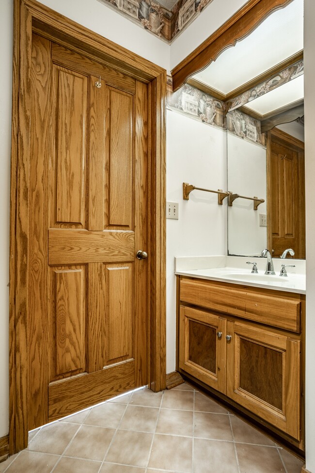 Building Photo - 9628 Summerlakes Dr