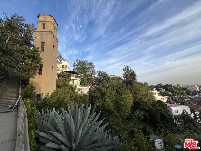 Building Photo - 2185 BROADVIEW Ter