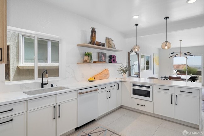 Building Photo - 628 Los Palmos Dr
