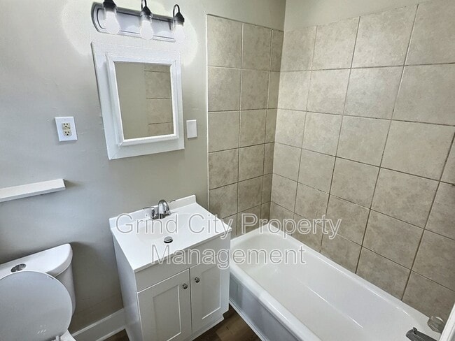 Building Photo - 1065 N Holmes St