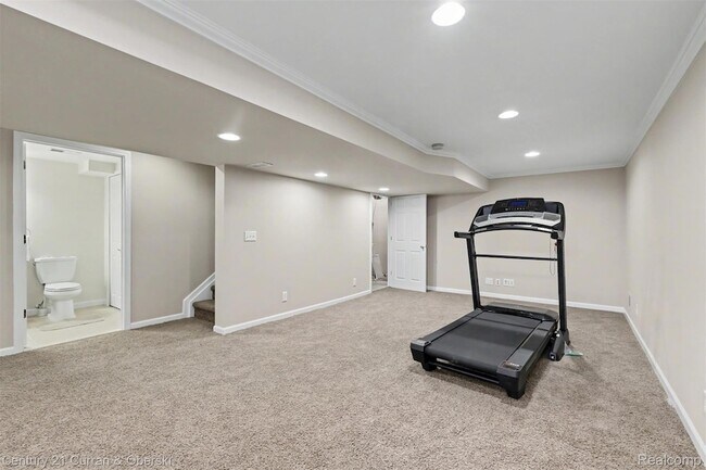 Building Photo - 7055 Oakridge Dr