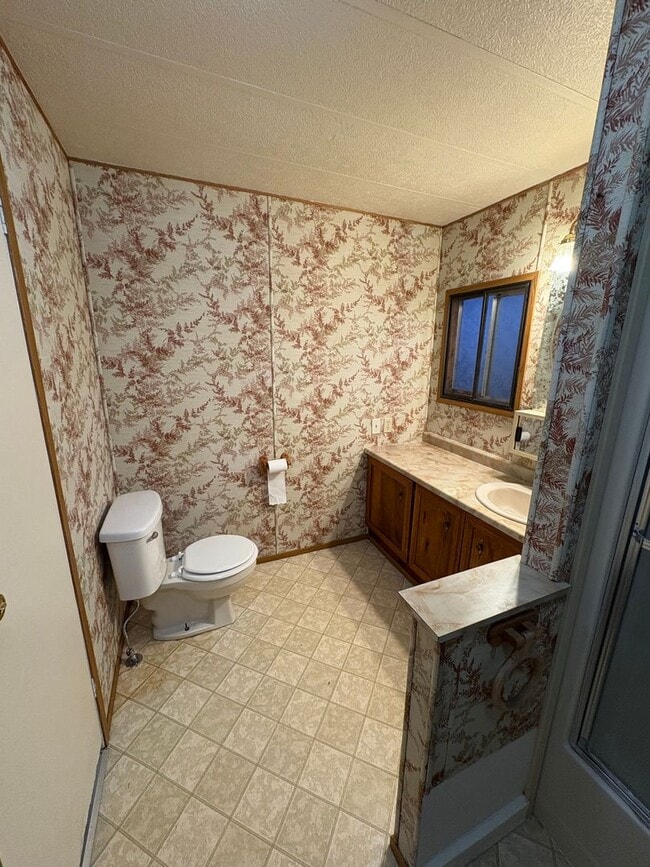 Building Photo - Country Living!