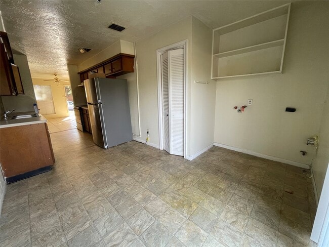 Building Photo - 9434 Tooley Dr