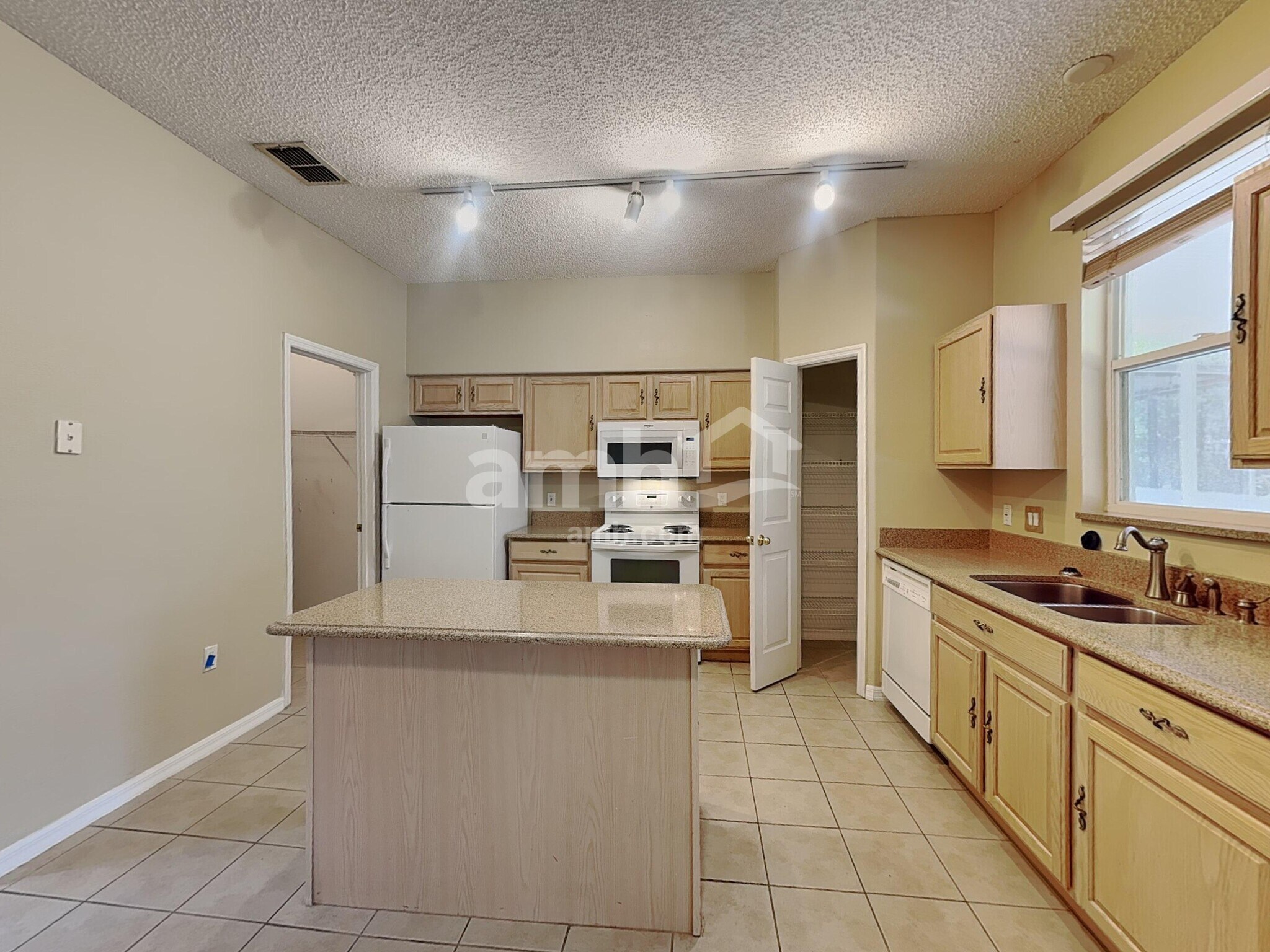 Building Photo - 138 Pine Isle Dr