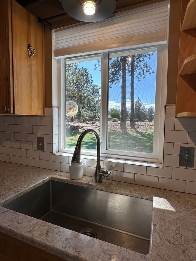 Building Photo - 3 Bed | 2 Bath | 1.17 Acres | Single-Level Home | Mountain Views