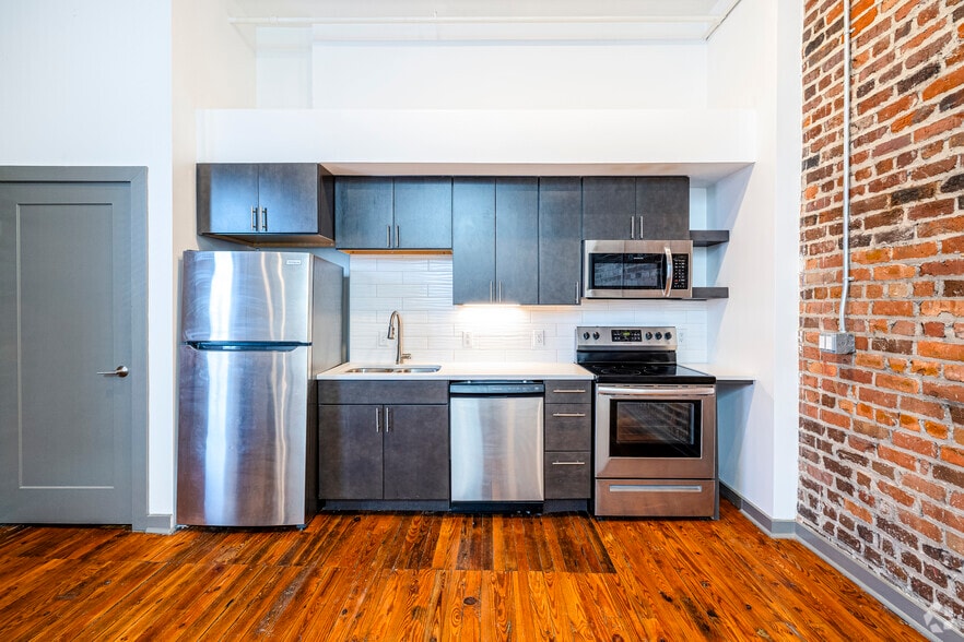 1BR, 1BA - 626SF - Kitchen - 18th Street Lofts