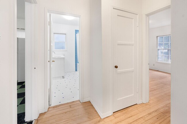 Building Photo - Spacious 1-Bedroom 1-Bath apartment in Los Feliz