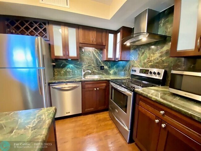 Building Photo - 1050 SE 15th St