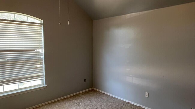 Building Photo - 856 Shady Creek Ln