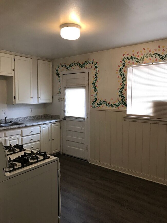Building Photo - Available For Immediate Move-In! 2 Bedroom...