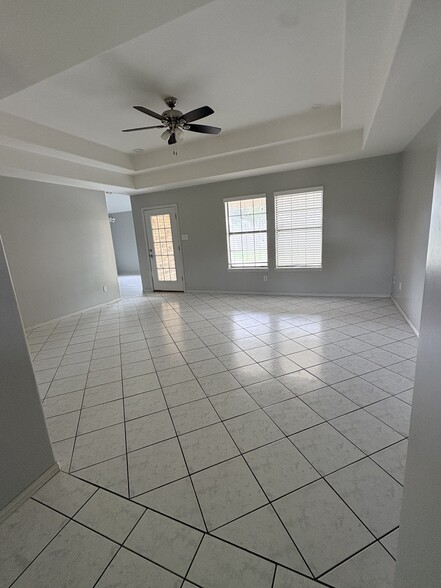 Living room - 2921 W Iris Ave