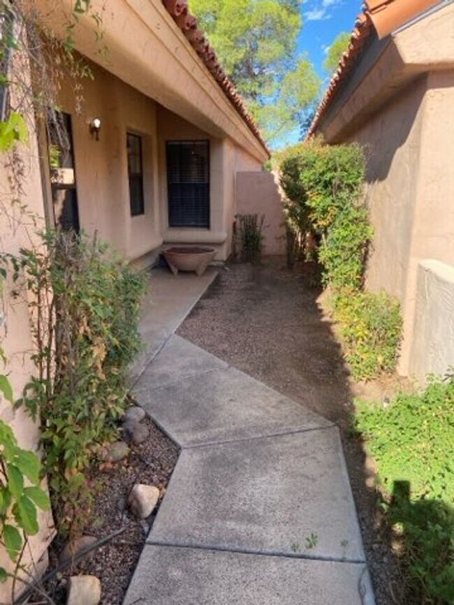 Building Photo - 5249 N Adobe Cir