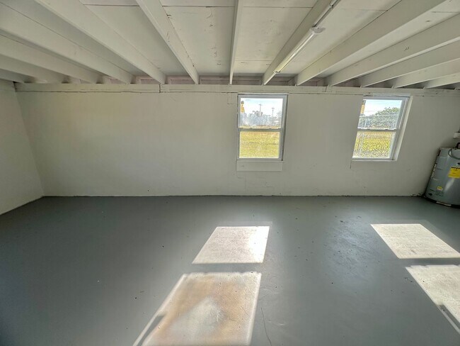 Building Photo - Cozy Home in Bokeelia - Available Now